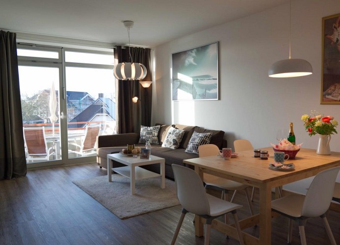 Wohnzimmer mit Esstisch in der Ferienwohnung in Burg auf Fehmarn