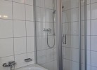 Dusche neben der Badewanne in der Inselblume 55 auf Fehmarn