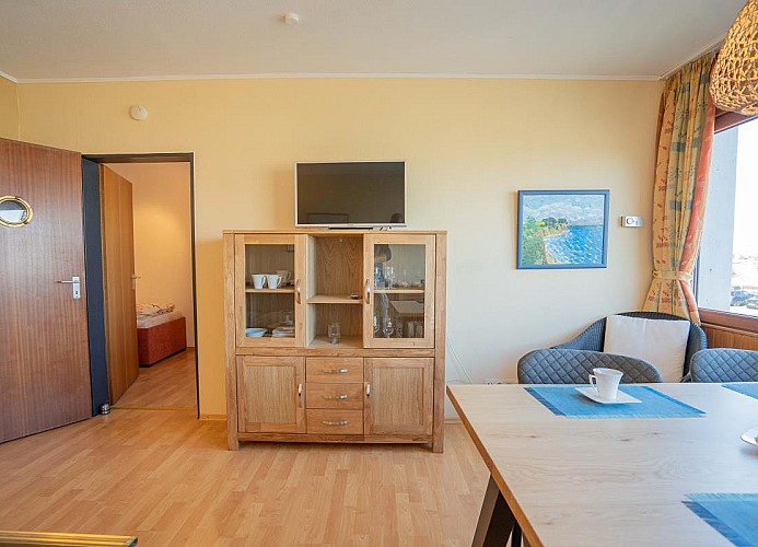 Vitrine mit TV in der Inselblume 11 auf Fehmarn