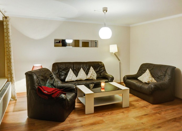 Couch und Sessel im Wohnzimmer der Ferienwohnung in Burg auf Fehmarn