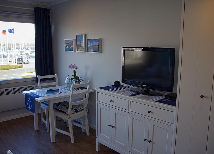 Schrank mit TV in der Fewo für 2 Personen im Stranddistelweg