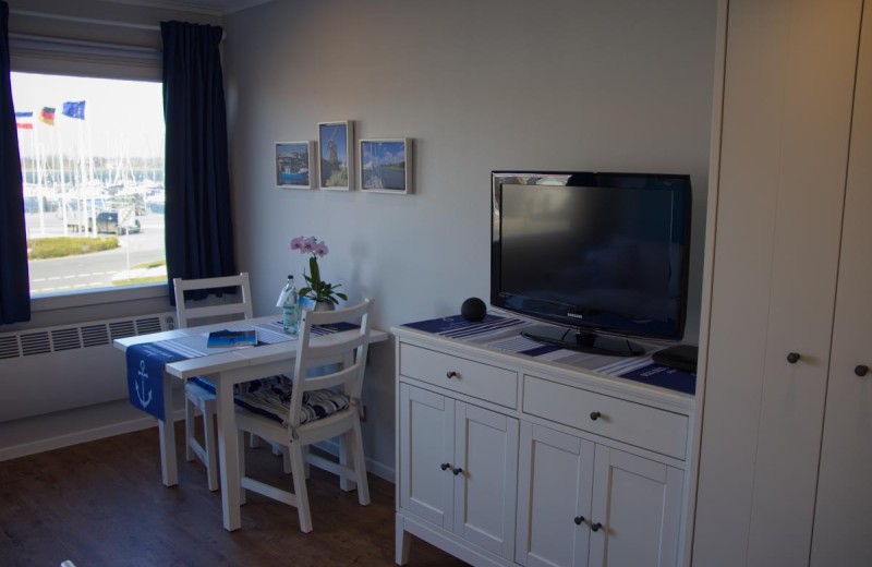 Schrank mit TV in der Fewo für 2 Personen im Stranddistelweg