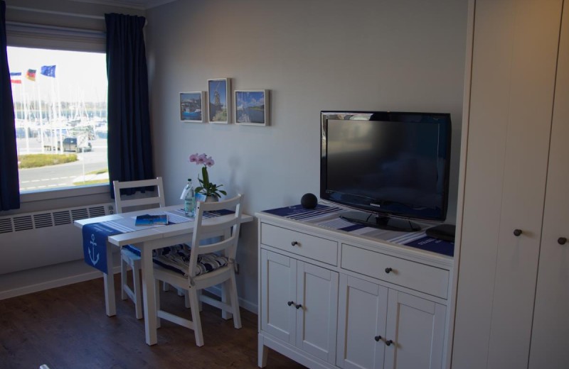 Schrank mit TV in der Fewo für 2 Personen im Stranddistelweg