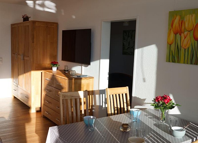 Esstisch der Ferienwohnung mit Balkon und Meerblick