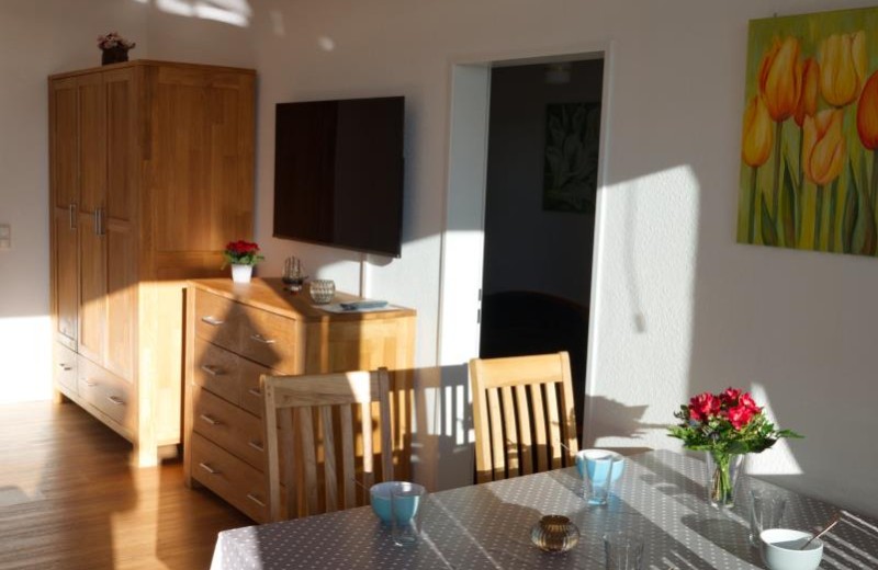 Esstisch der Ferienwohnung mit Balkon und Meerblick