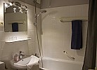 Badewanne mit Dusche in der Ferienwohnung Inselblume 79