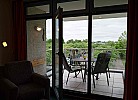 Blick auf den Balkon aus dem Wohnzimmer der Ferienwohnung für 4 Personen auf Fehmarn