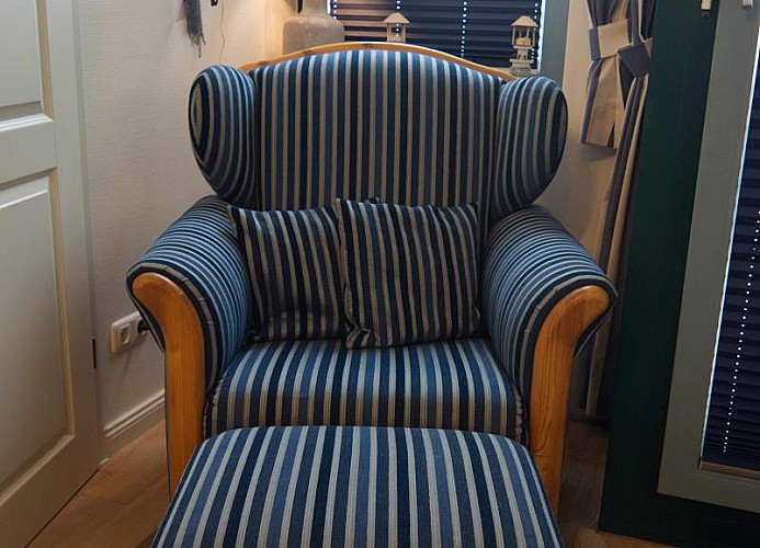 Nahaufnahme vom Sessel am Essbereich der Ferienwohnung in Burgtiefe