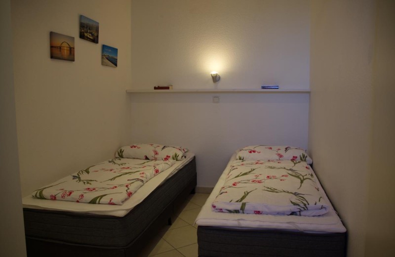 Einzelbetten im Schlafzimmer der Ferienwohnung Inselblume 45 für 4 Personen am Strand von Fehmarn