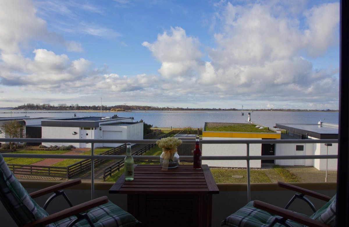 Ausblick vom Balkon der Ferienwohnung Inselblume 83 auf die Fehmarnsundbrücke und die Ostsee