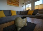 Blick auf die Couch in der Fewo Inselblume 25