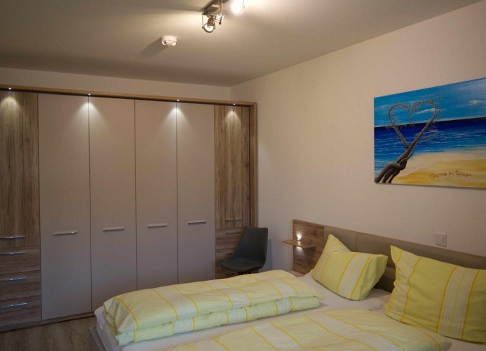 Doppelbett mit großer Schrankwand im Schlafzimmer der Fewo auf Fehmarn