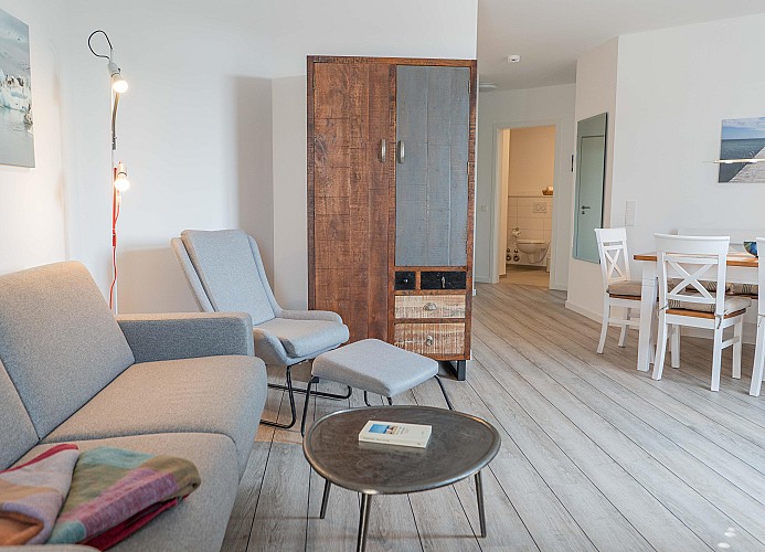Couch und Sessel im Wohnzimmer der Ferienwohnung auf Fehmarn in Burg