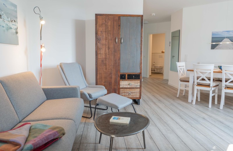 Couch und Sessel im Wohnzimmer der Ferienwohnung auf Fehmarn in Burg