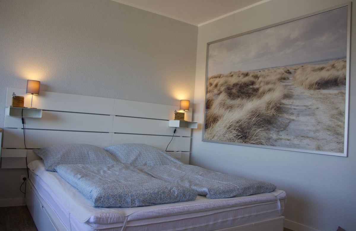 Blick auf das Doppelbett in der Ferienwohnung am Südstrand in Burgtiefe auf Fehmarn