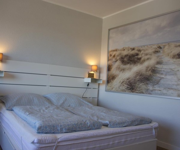 Blick auf das Doppelbett in der Ferienwohnung am Südstrand in Burgtiefe auf Fehmarn