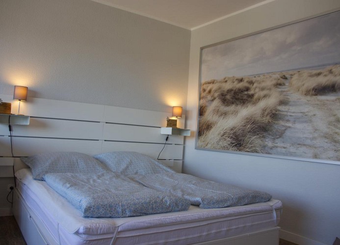 Blick auf das Doppelbett in der Ferienwohnung am Südstrand in Burgtiefe auf Fehmarn