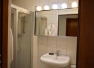 Waschbecken mit Spiegel in der Inselblume 82