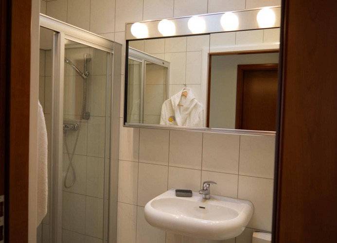 Waschbecken mit Spiegel in der Inselblume 82
