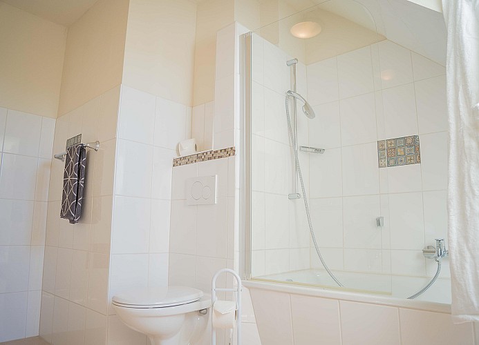 2. Badezimmer in der Fewo mit Hund in Burg auf Fehmarn