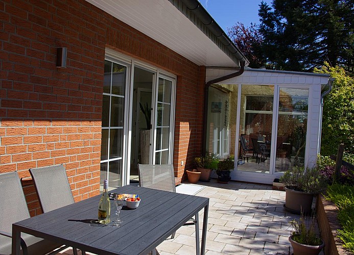 Terrasse mit Blick Richtung Wintergarten und Eingang zum Wohnzimmer in der Inselblume 68