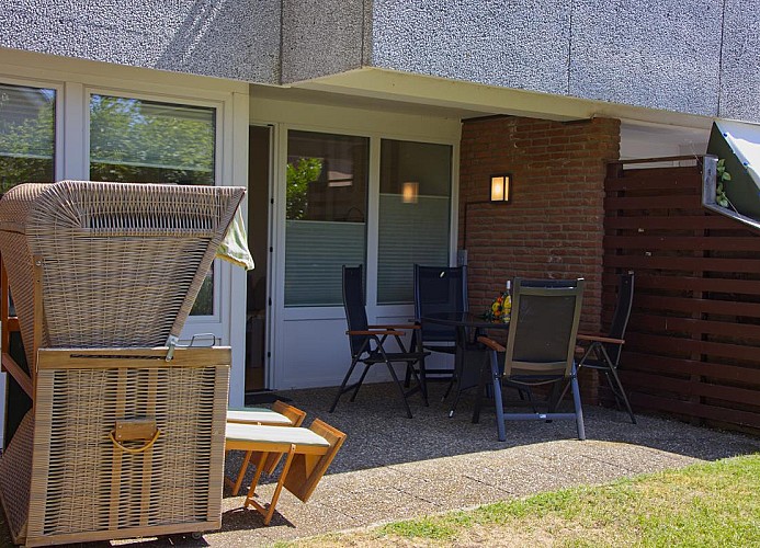 Terrasse mit Strandkorb an der Ferienwohnung Inselblume 15 auf Fehmarn