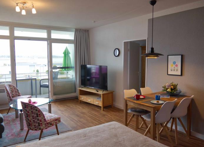 Wohnzimmer und Balkon der Ferienwohnung Inselblume 79