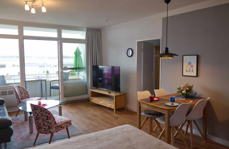 Wohnzimmer und Balkon der Ferienwohnung Inselblume 79