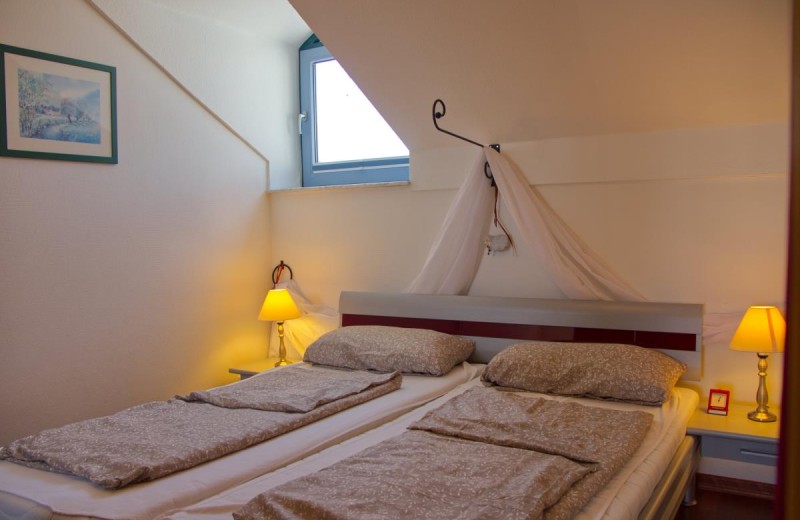 Schlafzimmer für 2 Personen in der Ferienwohnung in der Strandburg in Burgtiefe
