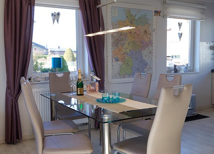 Esstisch im Wohnzimmer neben der Küche im Ferienhaus