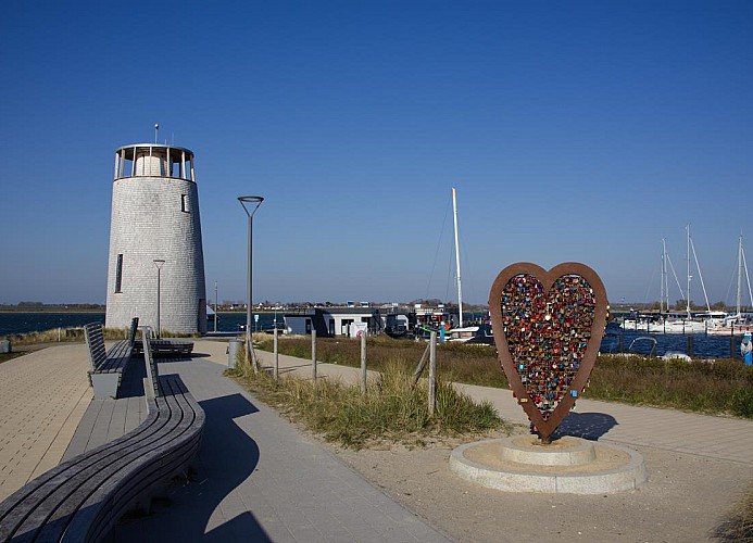 Der Aussichtsturm auf Fehmarn in der Nähe der Inselblume 73