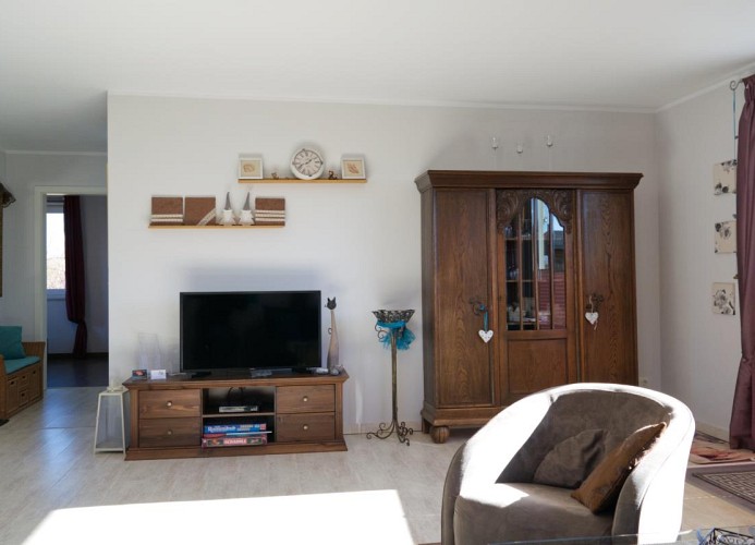 Wohnzimmer mit TV und Schrank im Ferienhaus für 4 Personen auf Fehmarn
