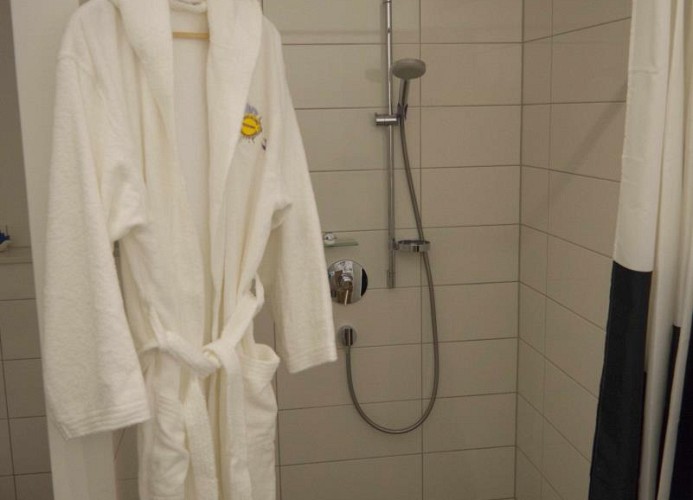 Große ebenerdige Dusche mit Bademantel in der Ferienwohnung in Burg auf Fehmarn 