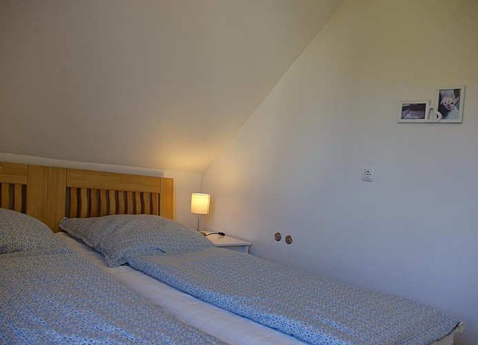 Anderer Blickwinkel aufs Doppelbett im Schlafzimmer der Inselblume 27 auf Fehmarn