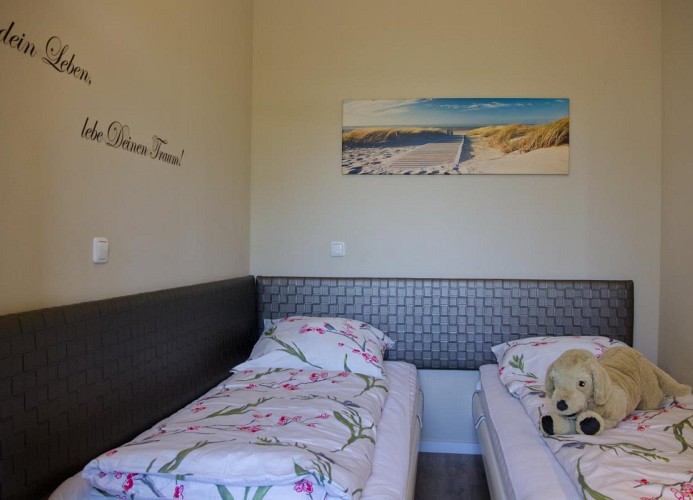 Einzelbetten im Schlafzimmer der Ferienwohnung in Burgtiefe auf Fehmarn