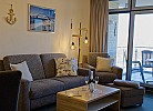 Couch und Sessel in der Ferienwohnung mit Balkon direkt am Südstrand