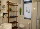 Badezimmer mit  Regal in der Ferienwohnung  Inselblume 48 in Burgtiefe auf Fehmarn