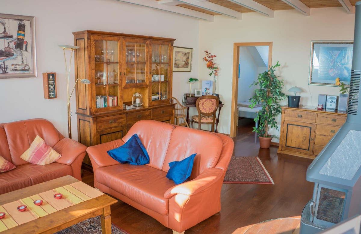 Wohnzimmer mit Kamin in der Ferienwohnung mit Meerblick für 6 Personen 