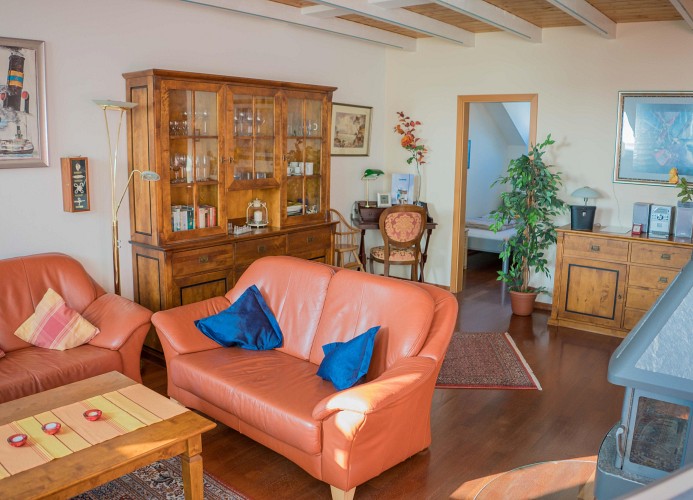 Wohnzimmer mit Kamin in der Ferienwohnung mit Meerblick für 6 Personen 