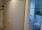 Schrank im Flur mit Blick ins Bad der Ferienwohnung für 4 Personen auf Fehmarn