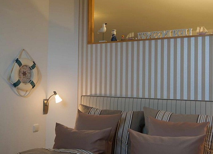 Doppelbett im Schlafzimmer der Ferienwohnung in der Strandburg am Südstrand von Fehmarn