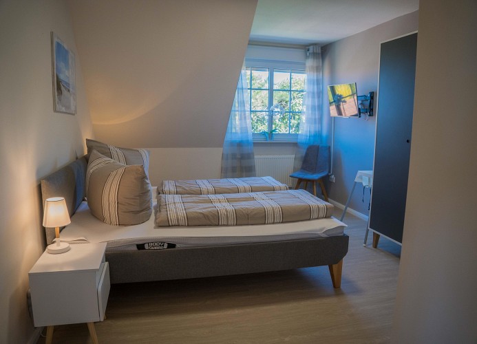 Schlafzimmer mit Doppelbett für 2 Personen in der Ferienwohnung für 7 Personen auf Fehmarn