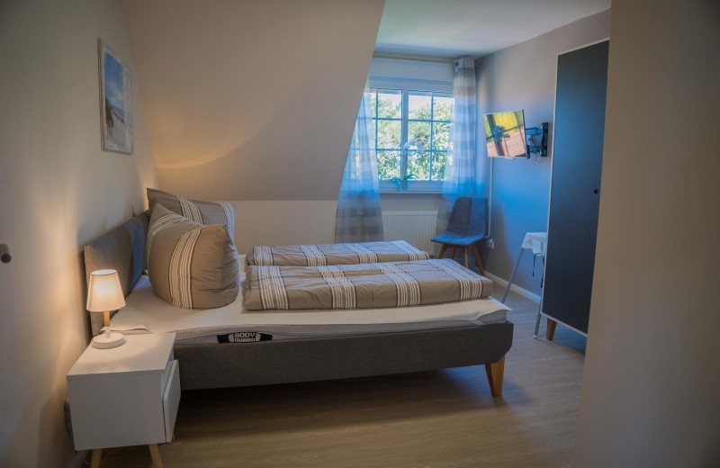 Schlafzimmer mit Doppelbett für 2 Personen in der Ferienwohnung für 7 Personen auf Fehmarn