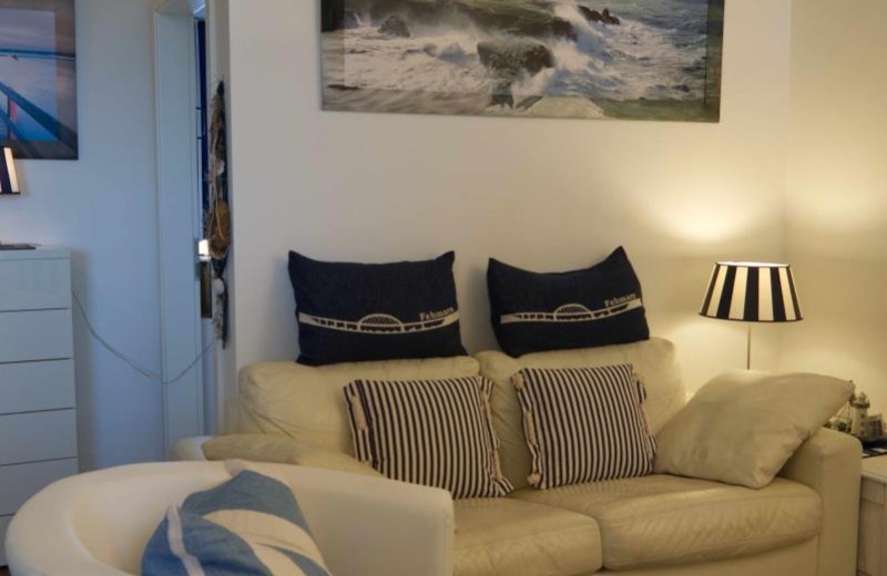 Couch und Sessel im Wohnzimmer der Ferienwohnung direkt am Südstrand