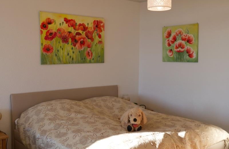 Doppelbett im Wohnzimmer der Ferienwohnung für 4 Personen
