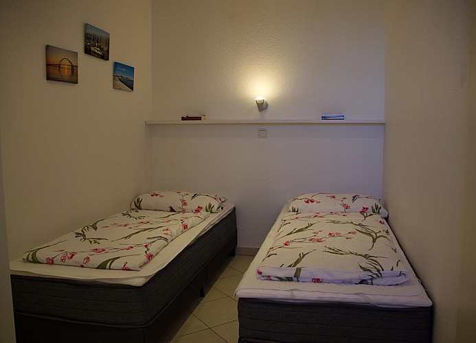 Einzelbetten im Schlafzimmer der Ferienwohnung Inselblume 45 für 4 Personen am Strand von Fehmarn