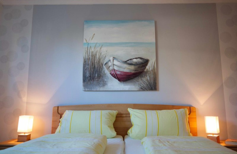 Doppelbett mit Bild vom Schiff in der Ferienwohnung Inselblume 15 mit Garten