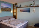 Bequemes Doppelbett im Wohnzimmer der Ferienwohnung Inselblume 83