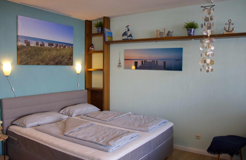 Bequemes Doppelbett im Wohnzimmer der Ferienwohnung Inselblume 83