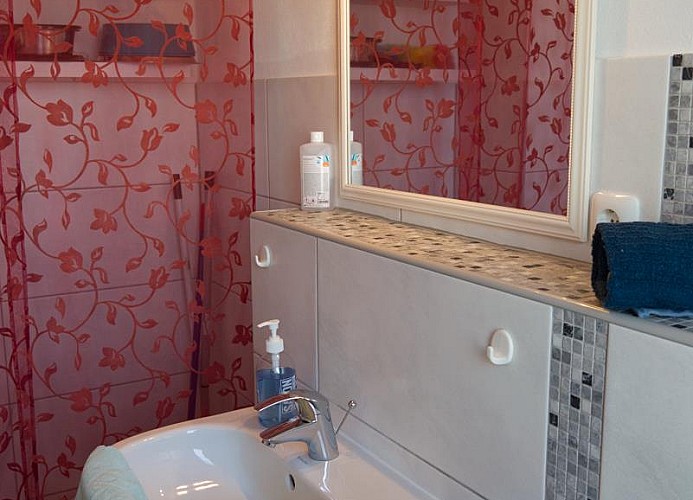 Waschbecken und Abstellraum im 2. Bad vom Ferienhaus in Landkirchen